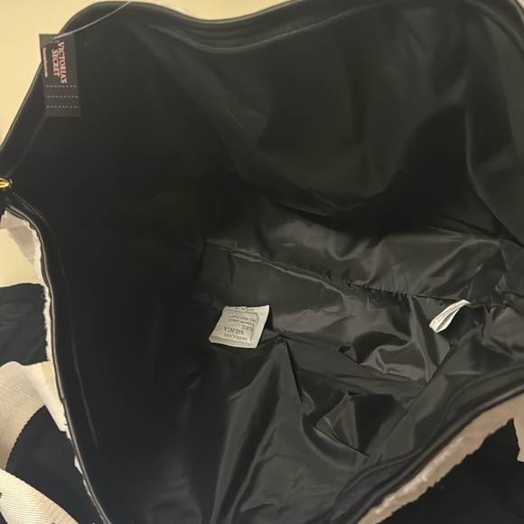 Victoria’s Secret overnight bag with Sherpa fur and black faux leather, new - Picture 6 of 10